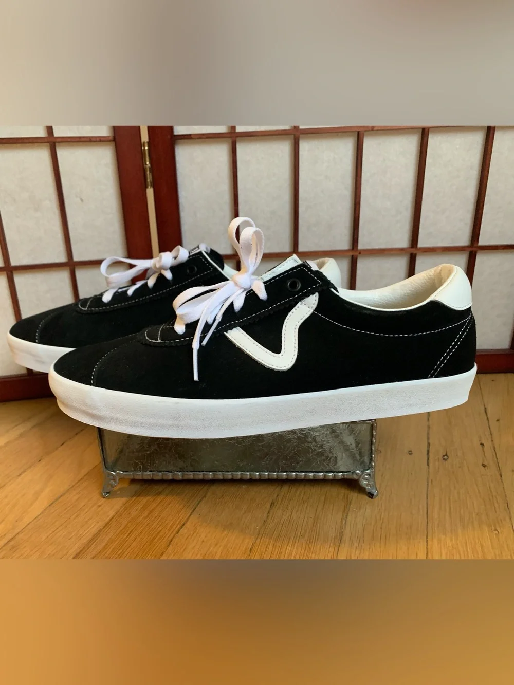 NWOB VANS OFF THE WALL Black Suede/White Trim Lace-Up Sneakers Men 11.5/Women 13